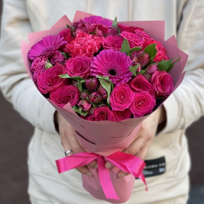 Малиновый букет с герберами и розами