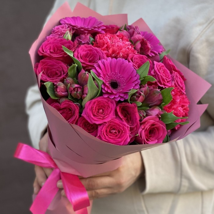 Малиновый букет с герберами и розами