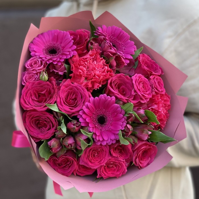 Малиновый букет с герберами и розами
