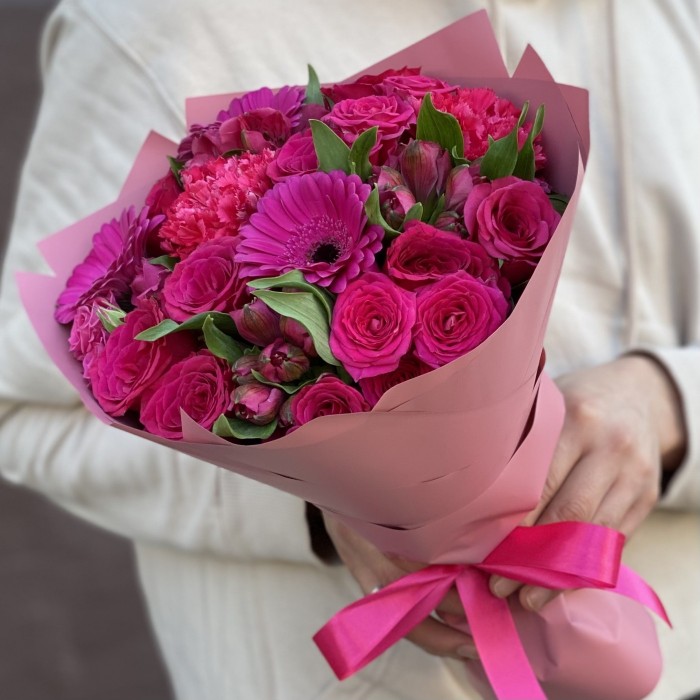 Малиновый букет с герберами и розами