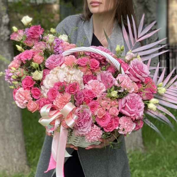 Авторская композиция в корзине Соблазн с гортензией и розами