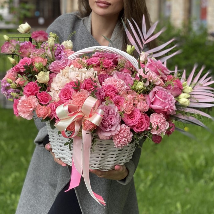 Авторская композиция в корзине Соблазн с гортензией и розами