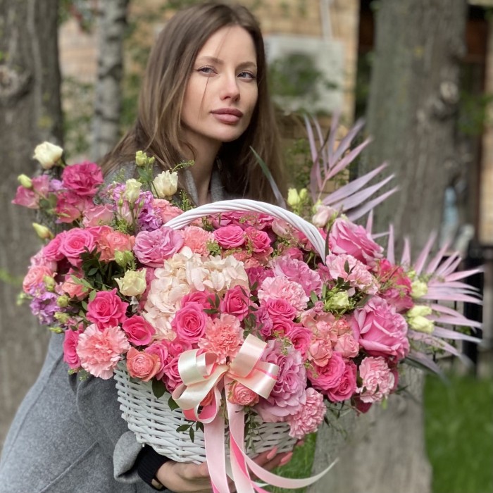 Авторская композиция в корзине Соблазн с гортензией и розами