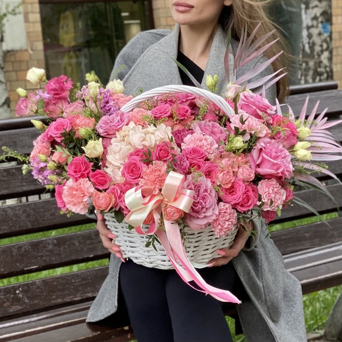 Авторская композиция в корзине Соблазн с гортензией и розами