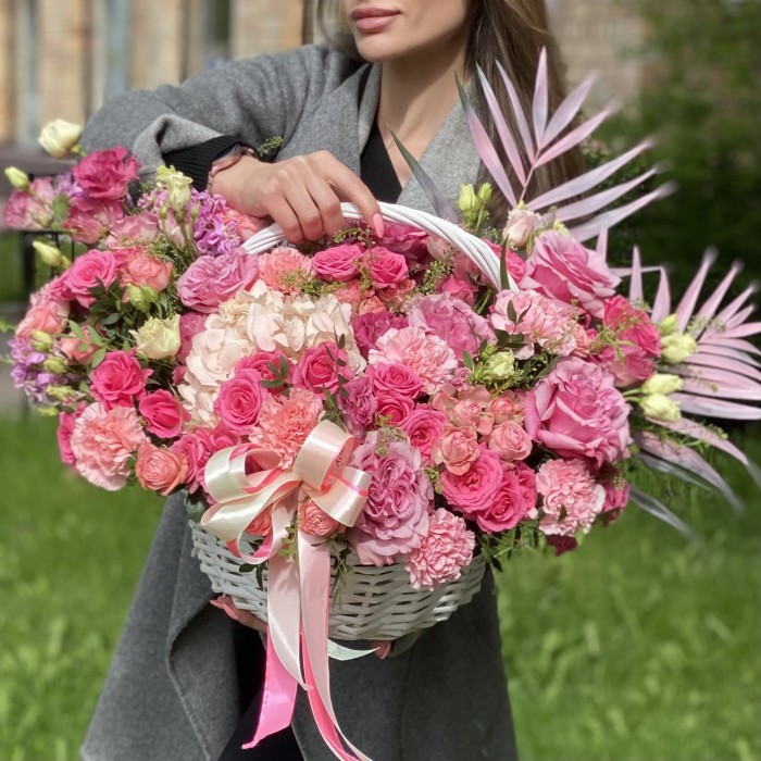 Авторская композиция в корзине Соблазн с гортензией и розами