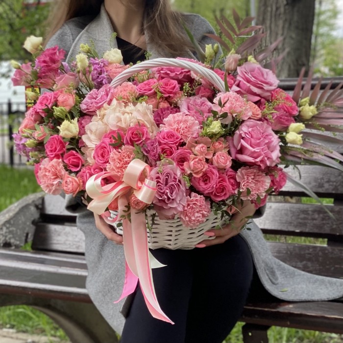 Авторская композиция в корзине Соблазн с гортензией и розами