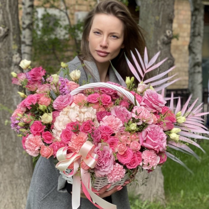 Авторская композиция в корзине Соблазн с гортензией и розами