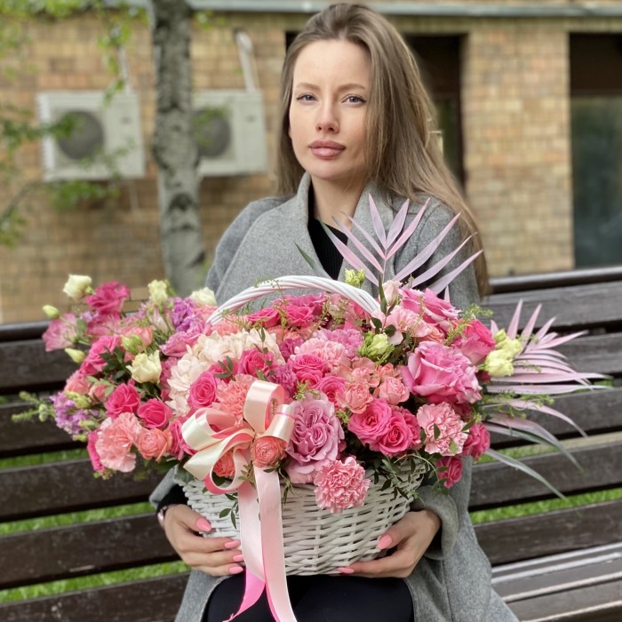 Авторская композиция в корзине Соблазн с гортензией и розами