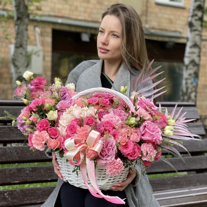 Авторская композиция в корзине Соблазн с гортензией и розами