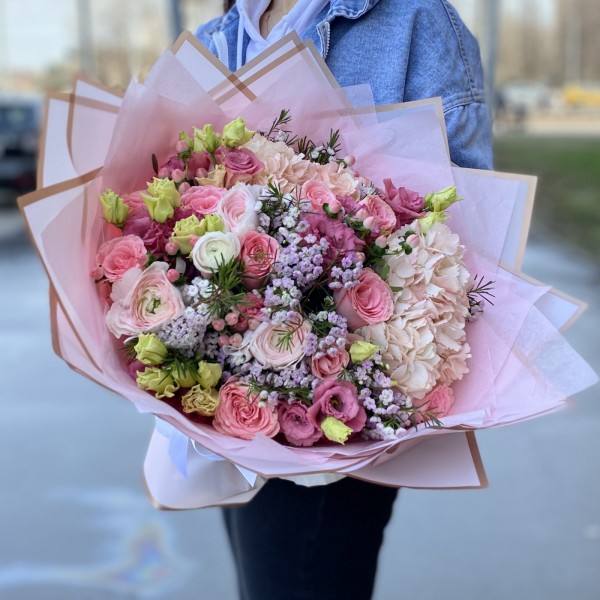 Авторский букет Очарование с гортензией и ранункулюсами