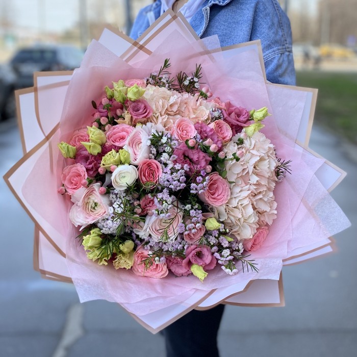 Авторский букет Очарование с гортензией и ранункулюсами