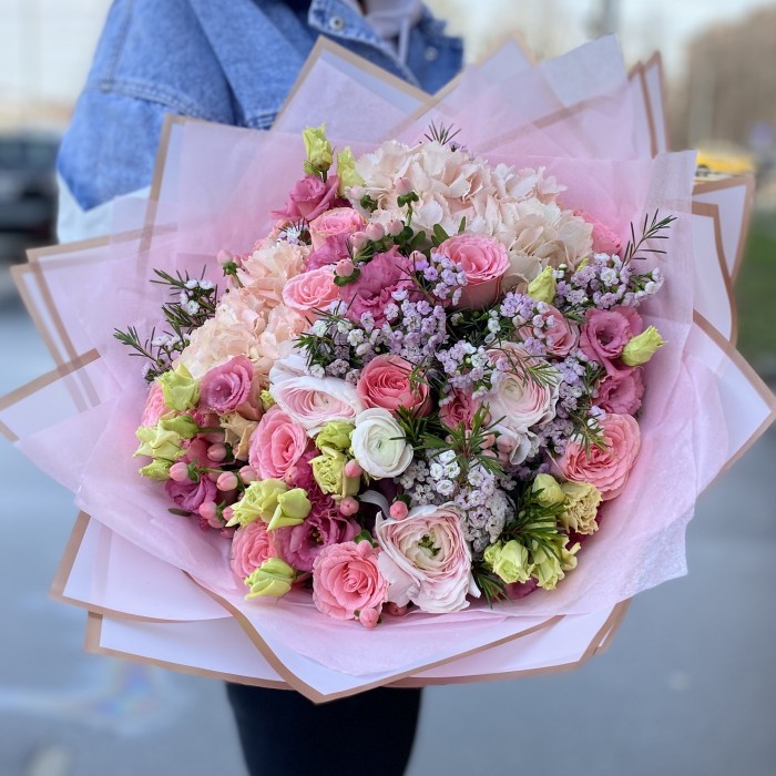 Авторский букет Очарование с гортензией и ранункулюсами