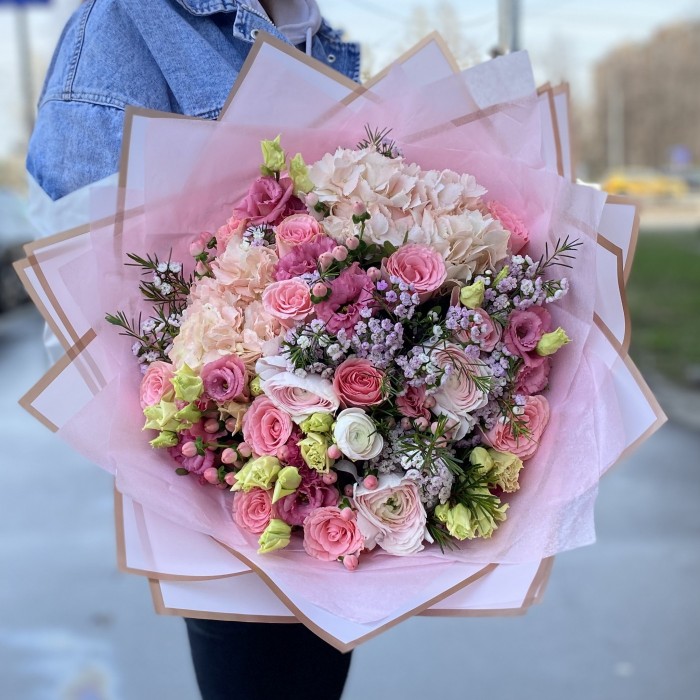 Авторский букет Очарование с гортензией и ранункулюсами