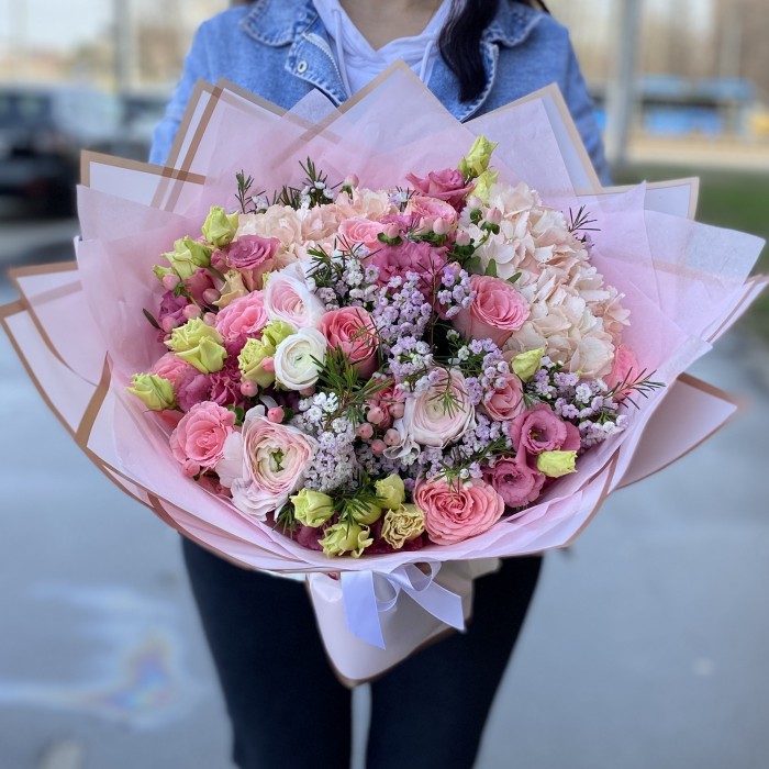 Авторский букет Очарование с гортензией и ранункулюсами