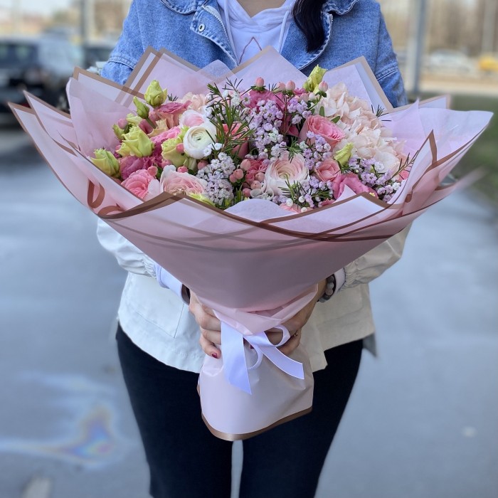 Авторский букет Очарование с гортензией и ранункулюсами