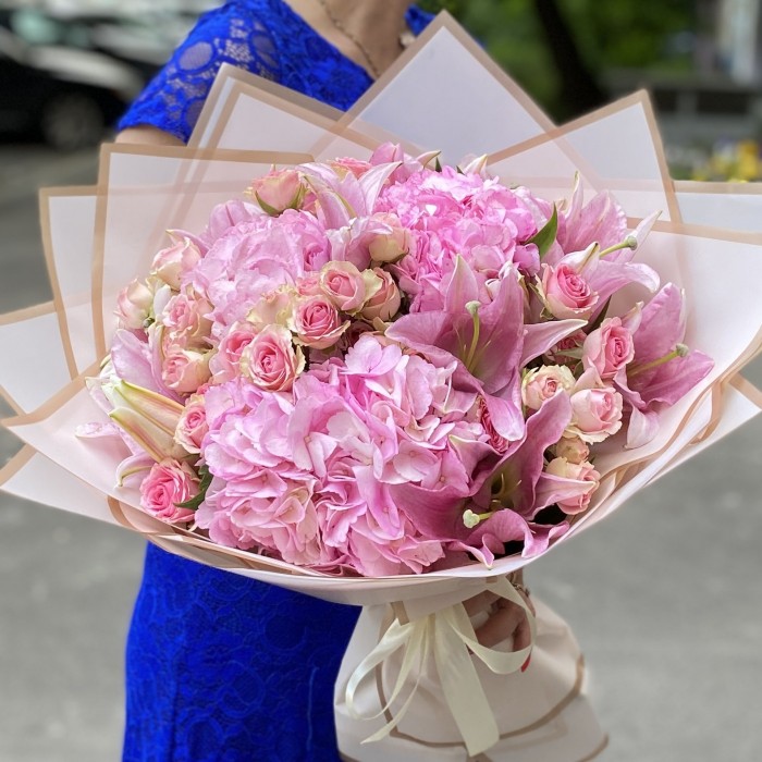 Букет с гортензией и лилией Яркое воспоминание