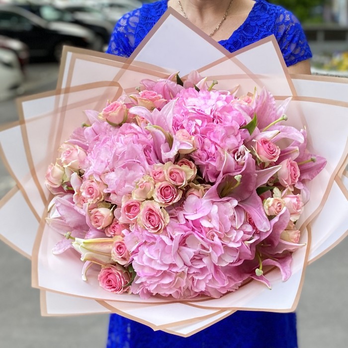 Букет с гортензией и лилией Яркое воспоминание