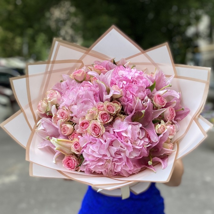 Букет с гортензией и лилией Яркое воспоминание