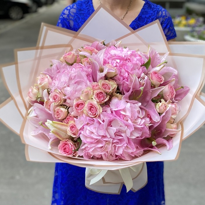 Букет с гортензией и лилией Яркое воспоминание