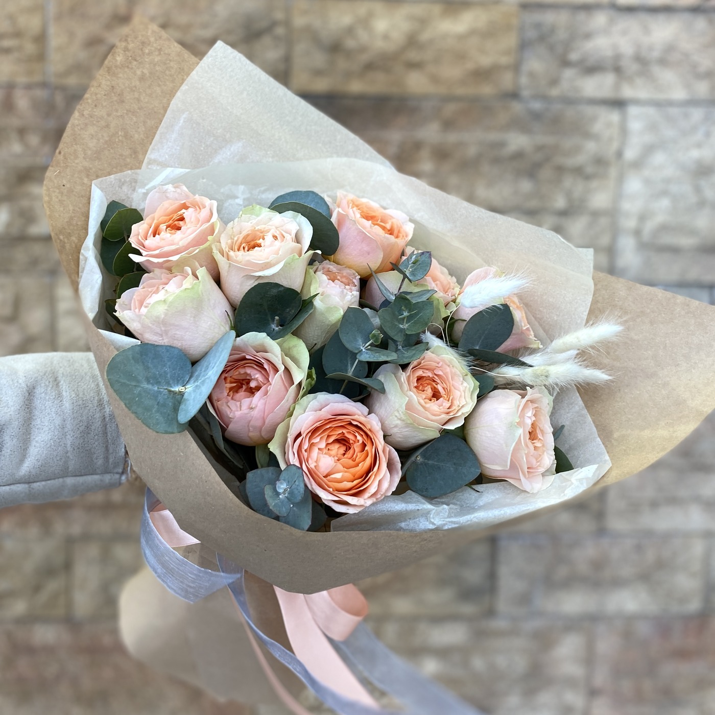 Абрикосовые розы с эвкалиптом до 2 тыс рублей на День Святого Валентина
