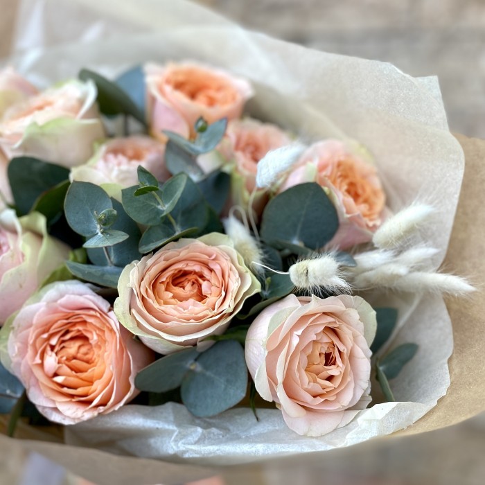 Букет из пионовидных роз Гравити с эвкалиптом