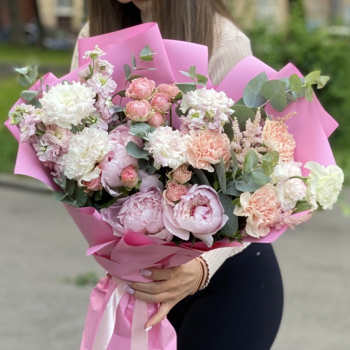 Букет Венера с эустомой и пионами