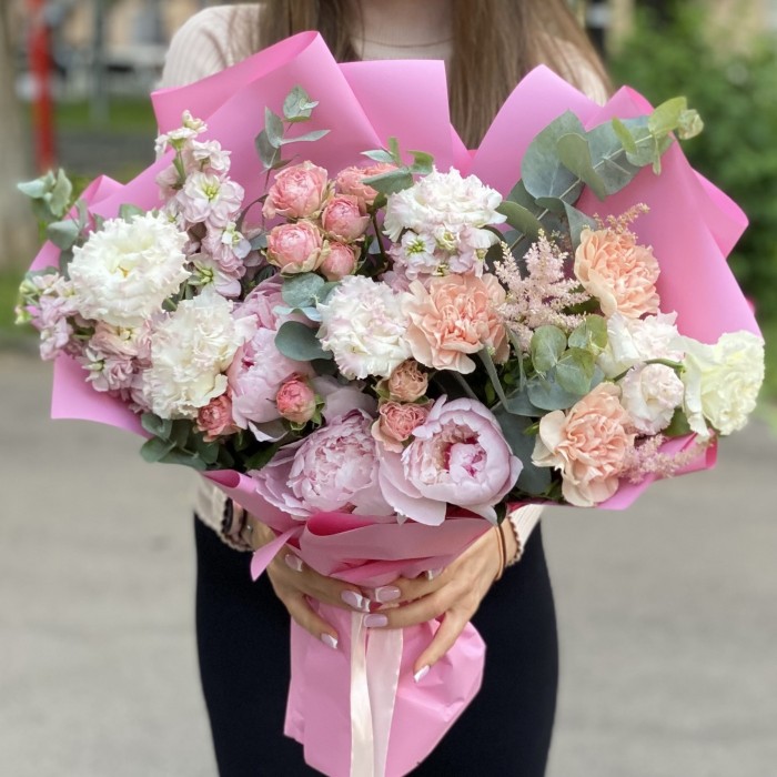 Букет Венера с эустомой и пионами