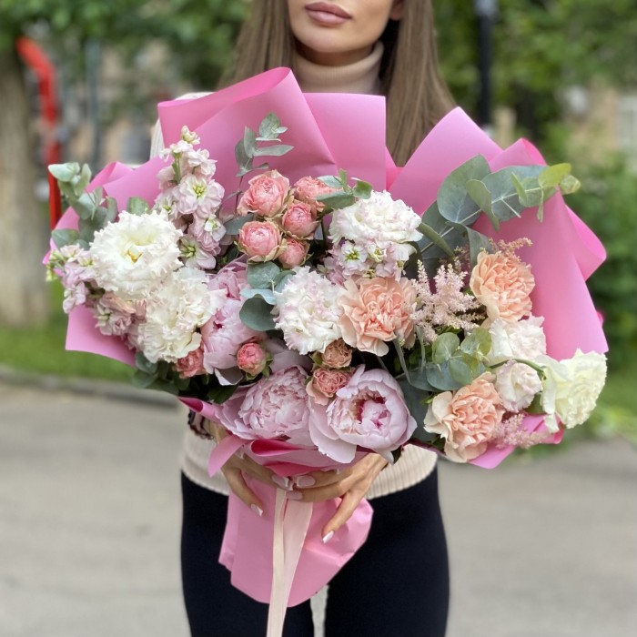 Букет Венера с эустомой и пионами