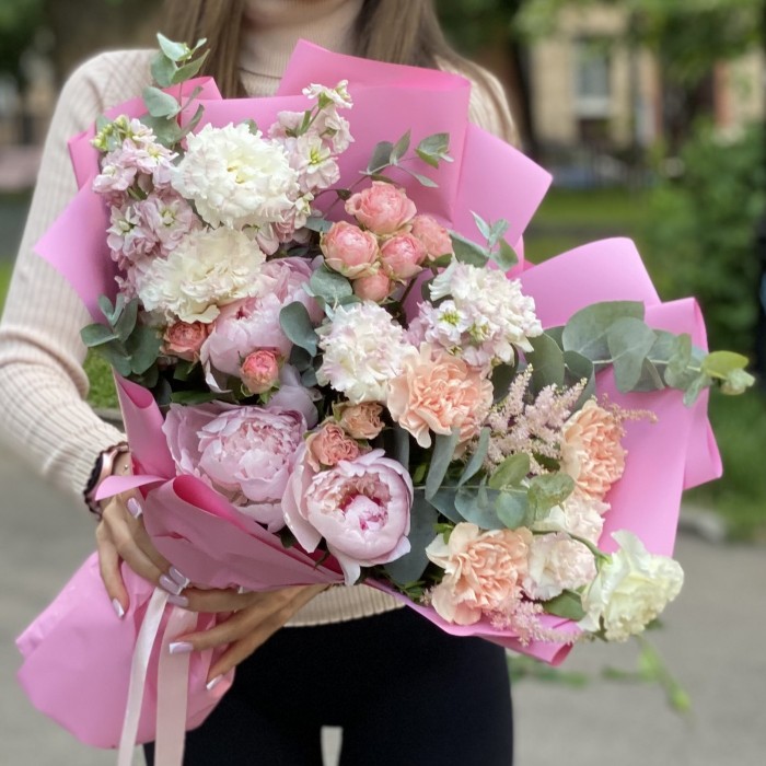 Букет Венера с эустомой и пионами