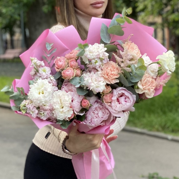 Букет Венера с эустомой и пионами