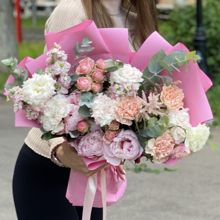 Букет Венера с эустомой и пионами