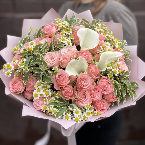 Букет Ассоль с каллами и кустовыми розами