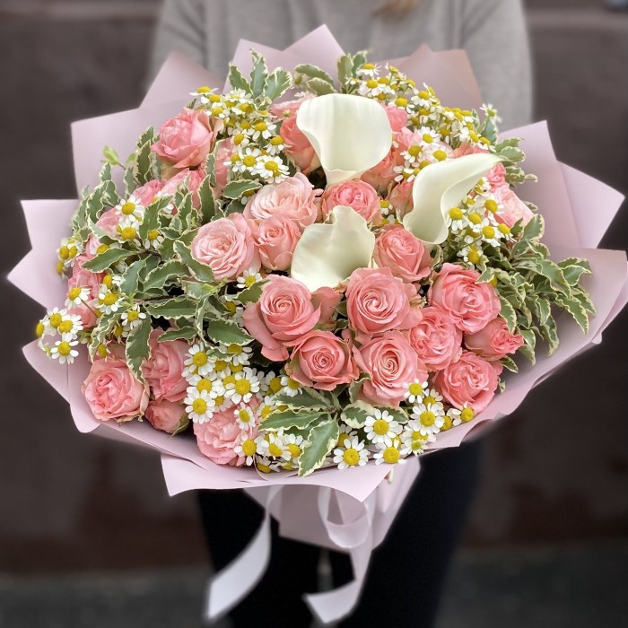 Букет Ассоль с каллами и кустовыми розами