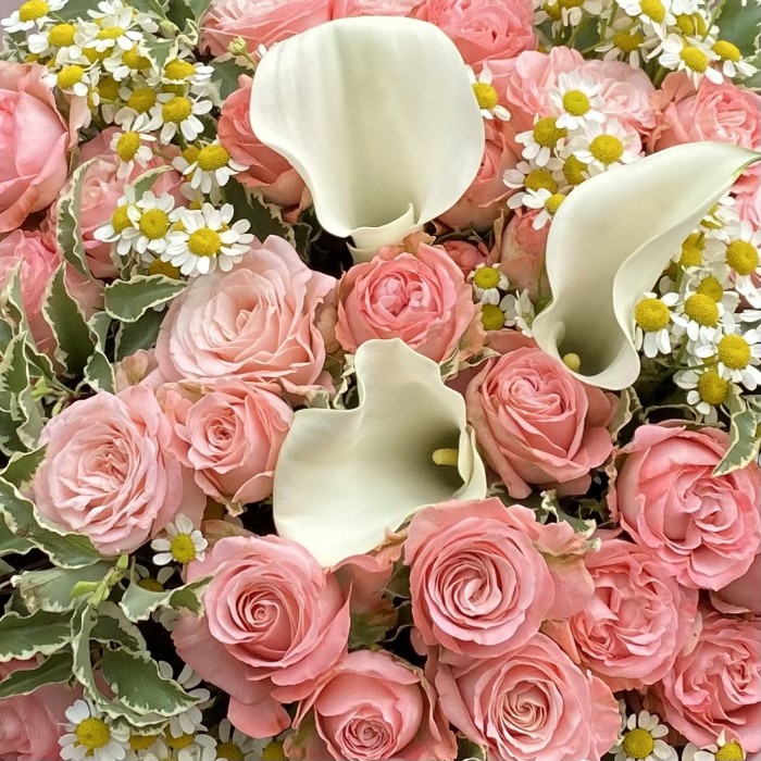 Букет Ассоль с каллами и кустовыми розами