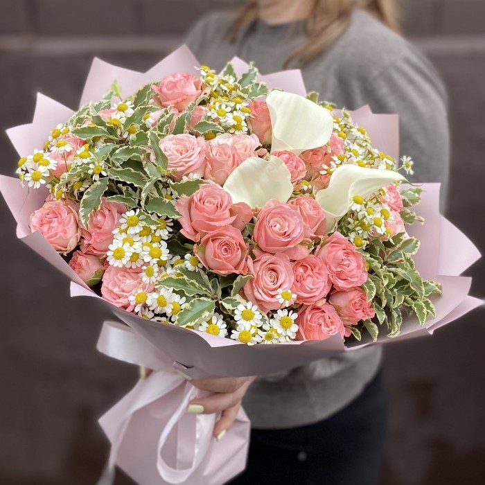 Букет Ассоль с каллами и кустовыми розами