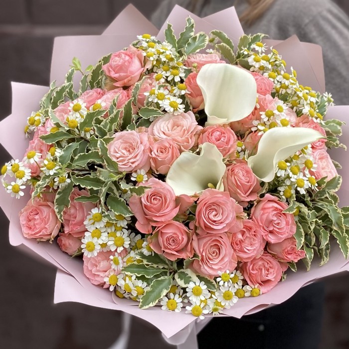 Букет Ассоль с каллами и кустовыми розами