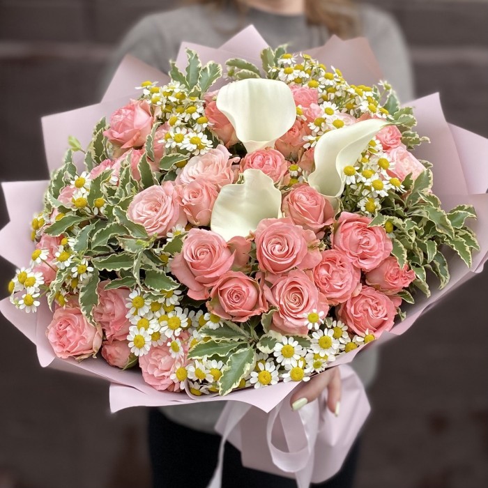 Букет Ассоль с каллами и кустовыми розами