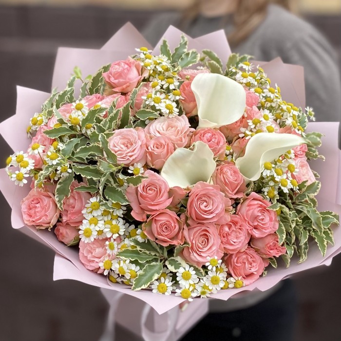 Букет Ассоль с каллами и кустовыми розами