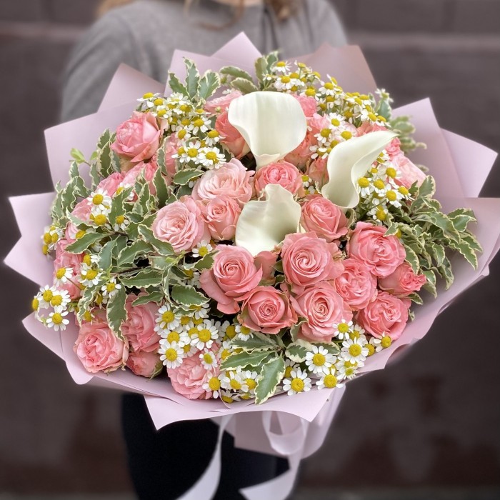 Букет Ассоль с каллами и кустовыми розами