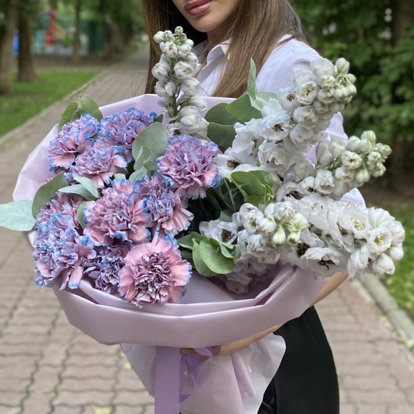 Букет Бриз с дельфиниумом и гвоздиками