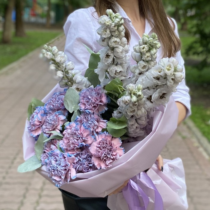 Букет Бриз с дельфиниумом и гвоздиками