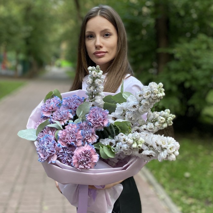 Букет Бриз с дельфиниумом и гвоздиками