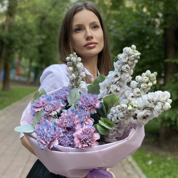 Букет Бриз с дельфиниумом и гвоздиками