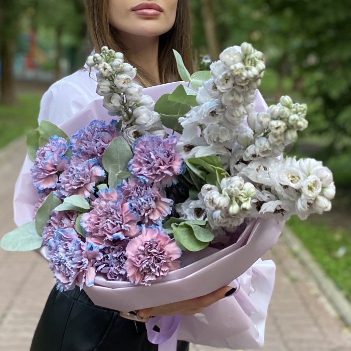 Букет Бриз с дельфиниумом и гвоздиками