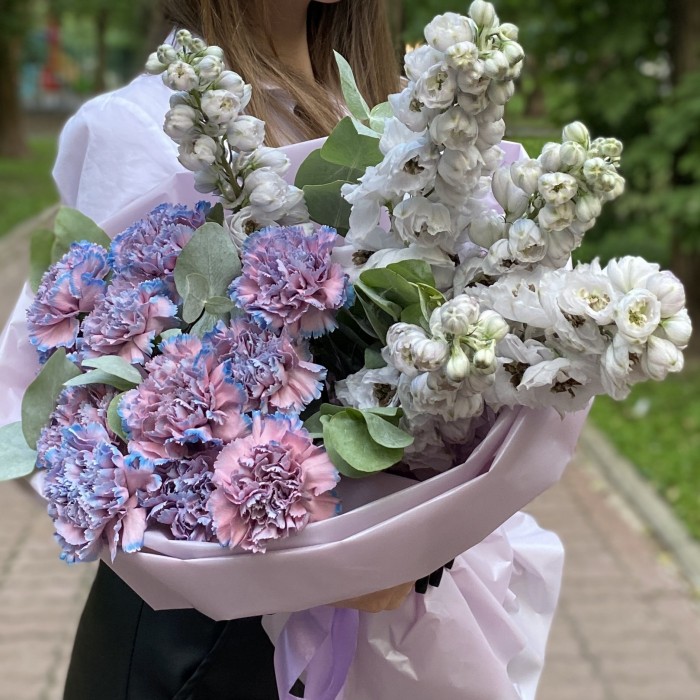 Букет Бриз с дельфиниумом и гвоздиками