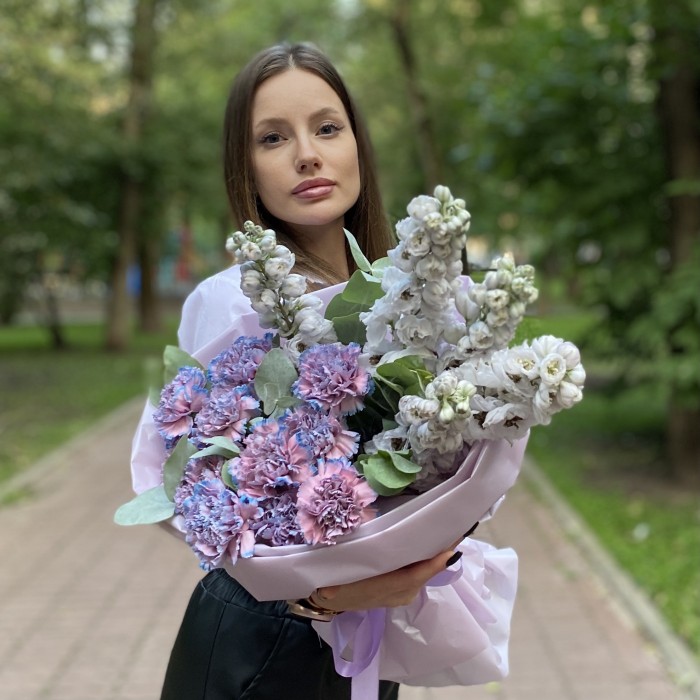 Букет Бриз с дельфиниумом и гвоздиками