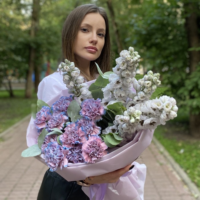 Букет Бриз с дельфиниумом и гвоздиками