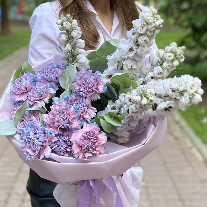 Букет Бриз с дельфиниумом и гвоздиками