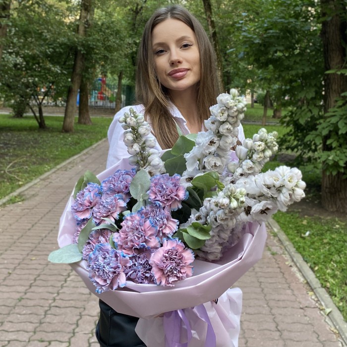 Букет Бриз с дельфиниумом и гвоздиками