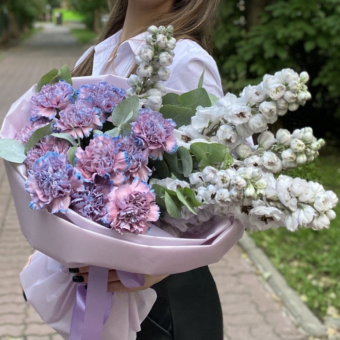 Букет Бриз с дельфиниумом и гвоздиками